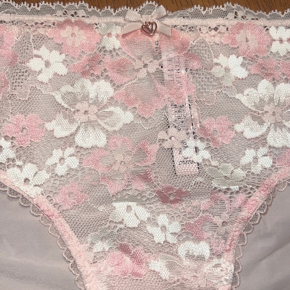 Beautiful pink and white lace Body by Victoria hiphugger/hipster nwt panties 🌸